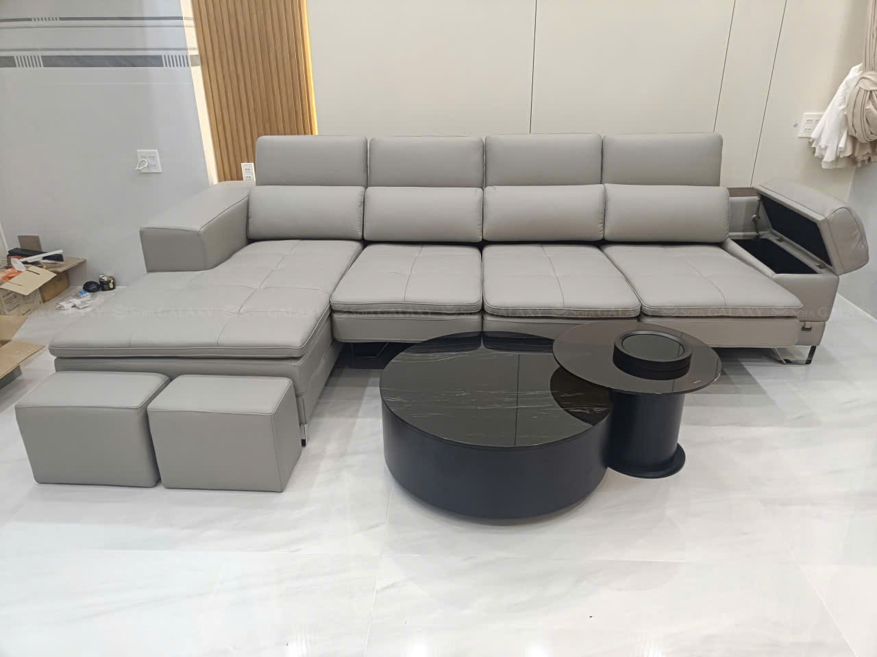 Sofa giường Monteria màu xám cùng bàn trà tại nhà khách Cà Mau