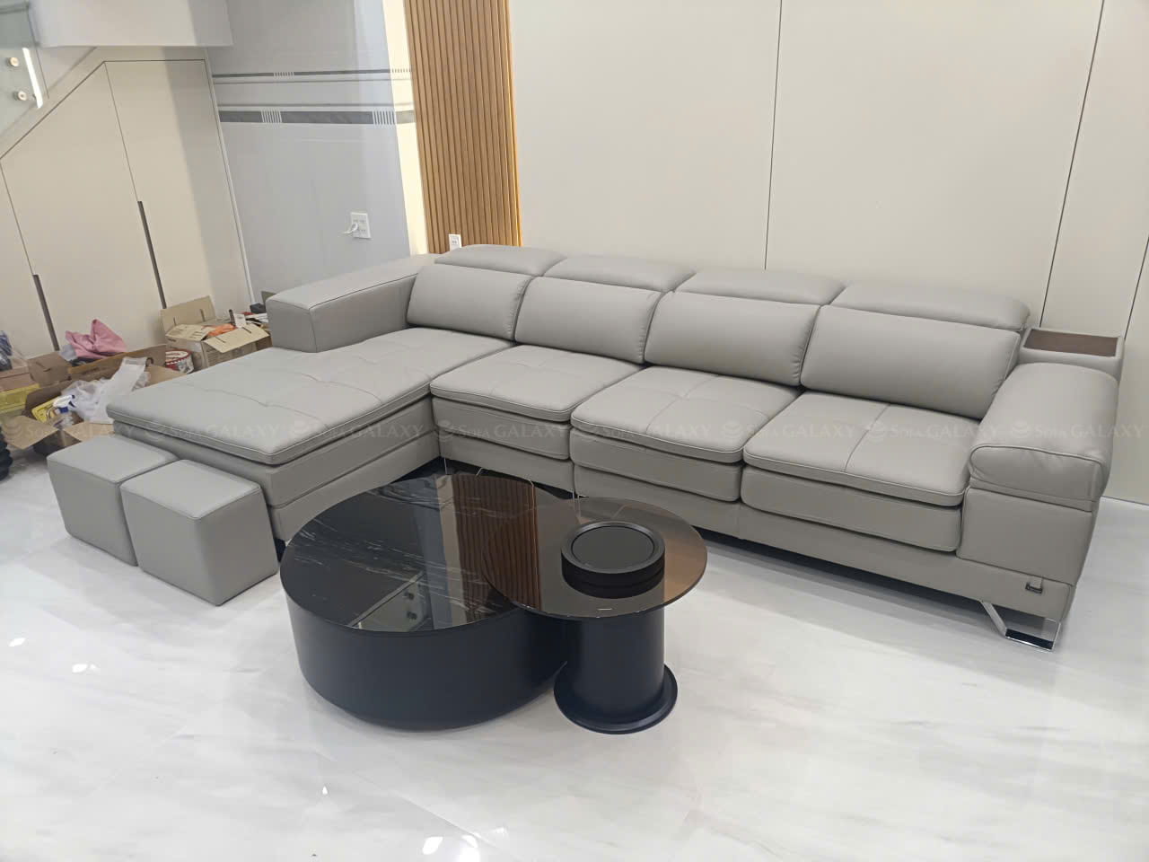 Sofa giường Monteria màu xám cùng bàn trà tại nhà khách Cà Mau góc nghiêng