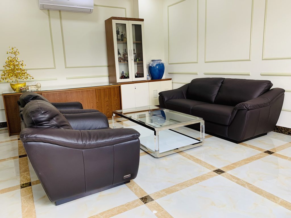 Bộ sofa Iris màu nâu đen sang trọng tại nhà khách hàng