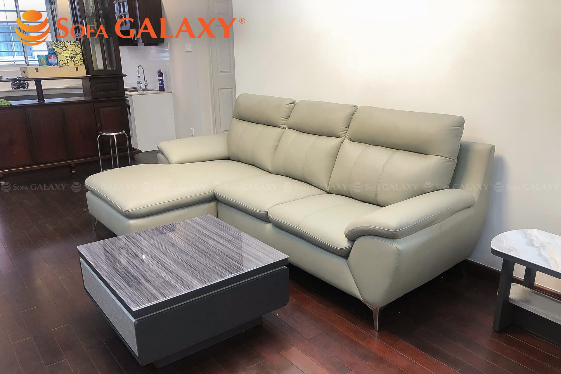 Sofa Salorn màu xám nhạt kích thước 2m6 cùng bàn trà tại nhà khách góc nghiêng