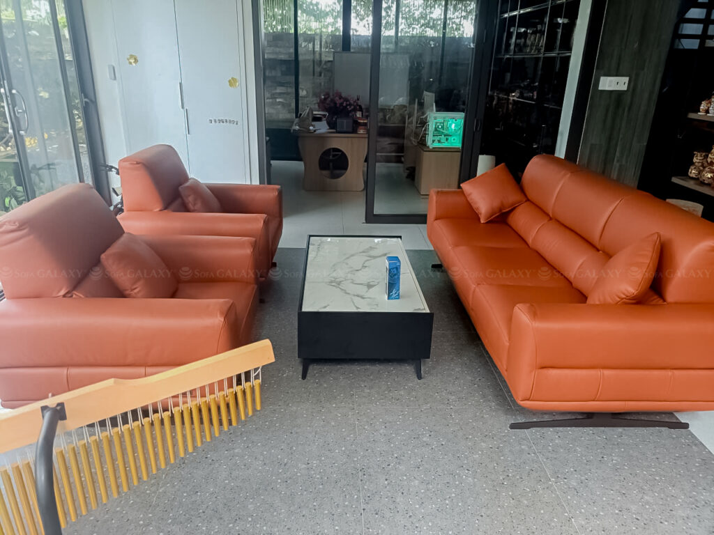 Bộ sofa Genova da bò nhập khẩu Ý màu cam, hình tại nhà khách Nha Trang