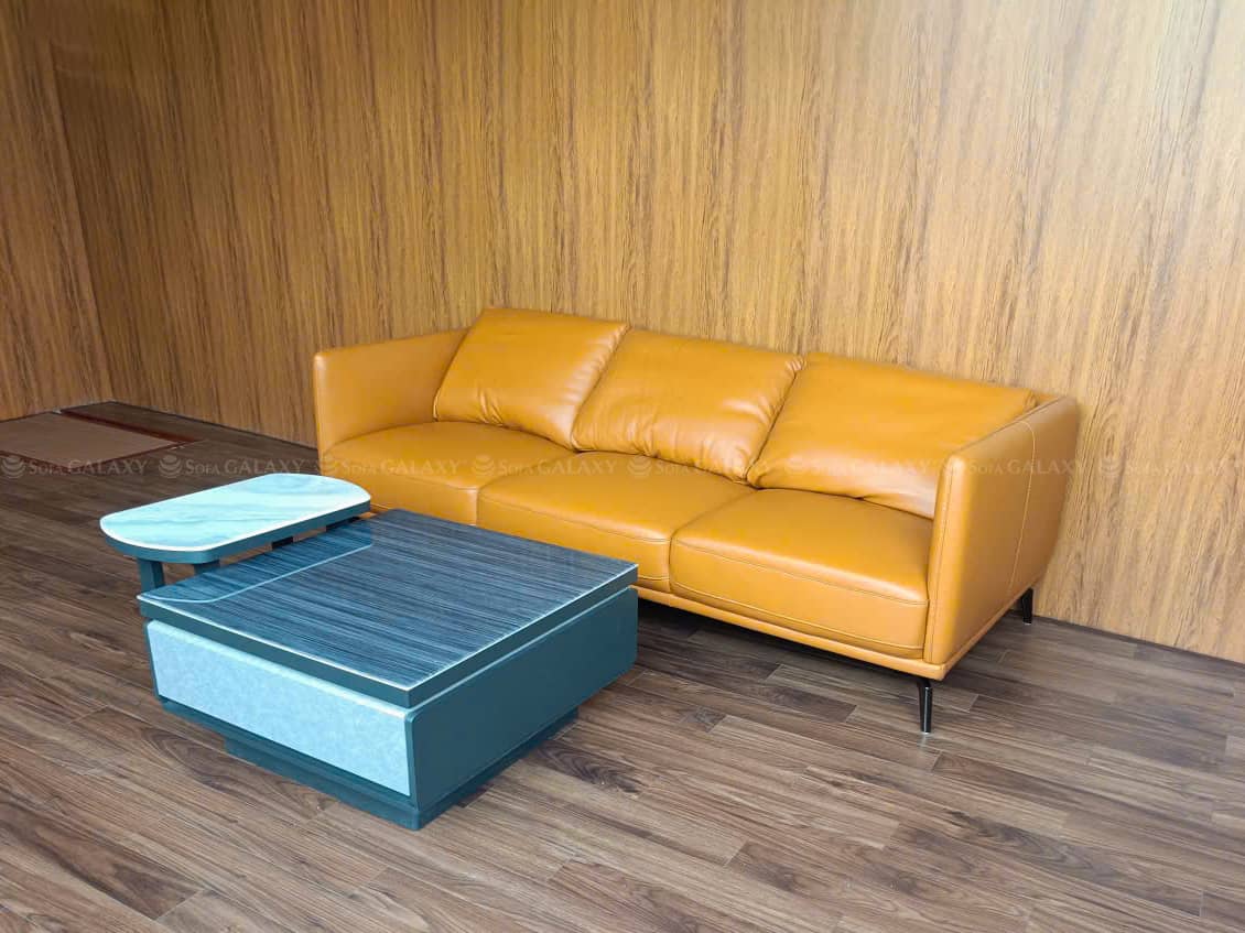 Sofa Adder da bò Ý nhập khẩu Malaysia màu vàng tại nhà khách quận 11
