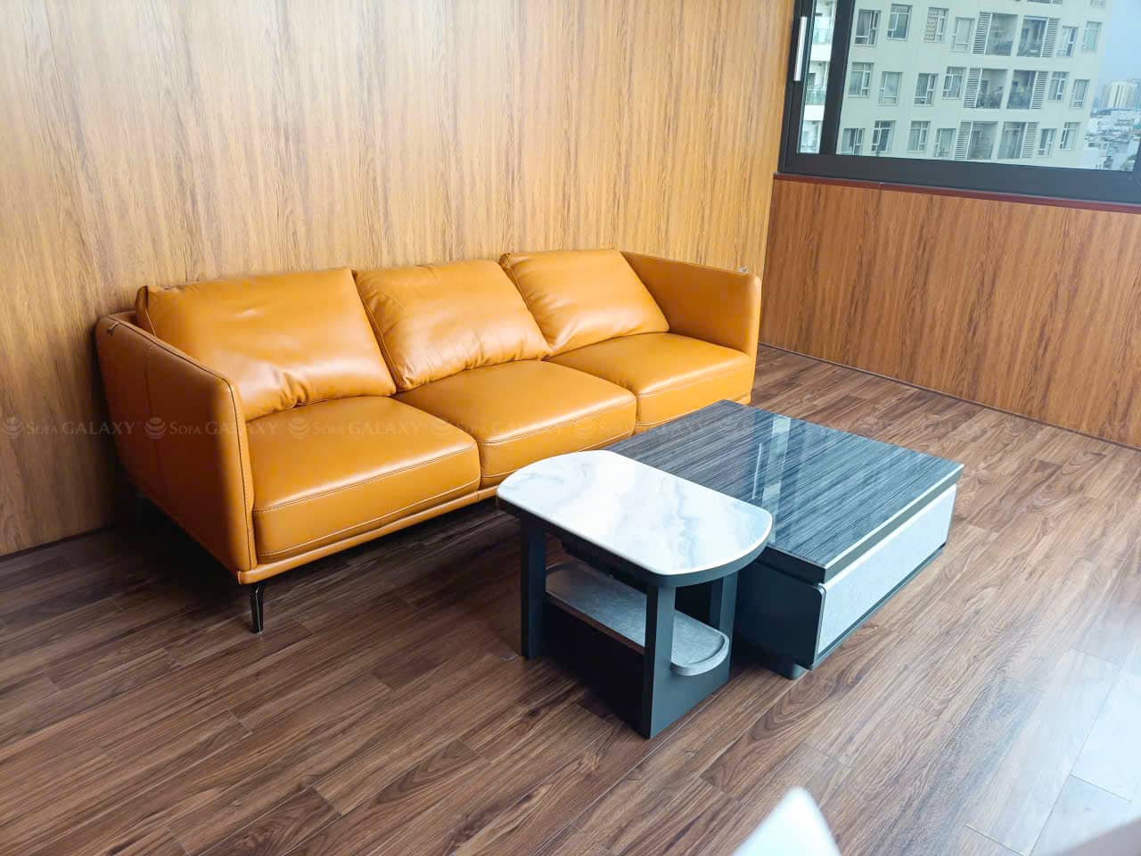Sofa Adder da bò Ý nhập khẩu Malaysia màu vàng tại nhà khách quận 11 chụp nghiêng