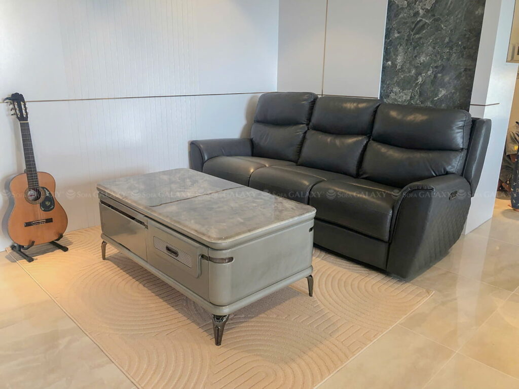 Sofa băng 3 chỗ chỉnh điện da bò nhập khẩu Ý tên Catalina, màu xám, hình tại nhà khách căn hộ Horizon quận 7, sofa cùng bàn trà