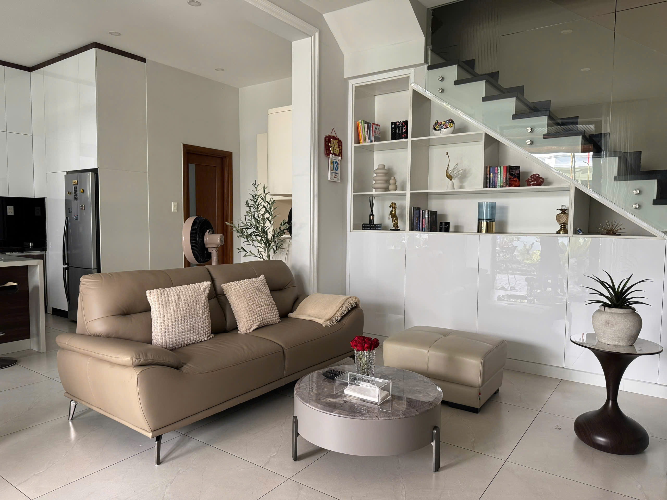 Bộ sofa Finlay màu xám đậm tại nhà khách quận Tân Phú