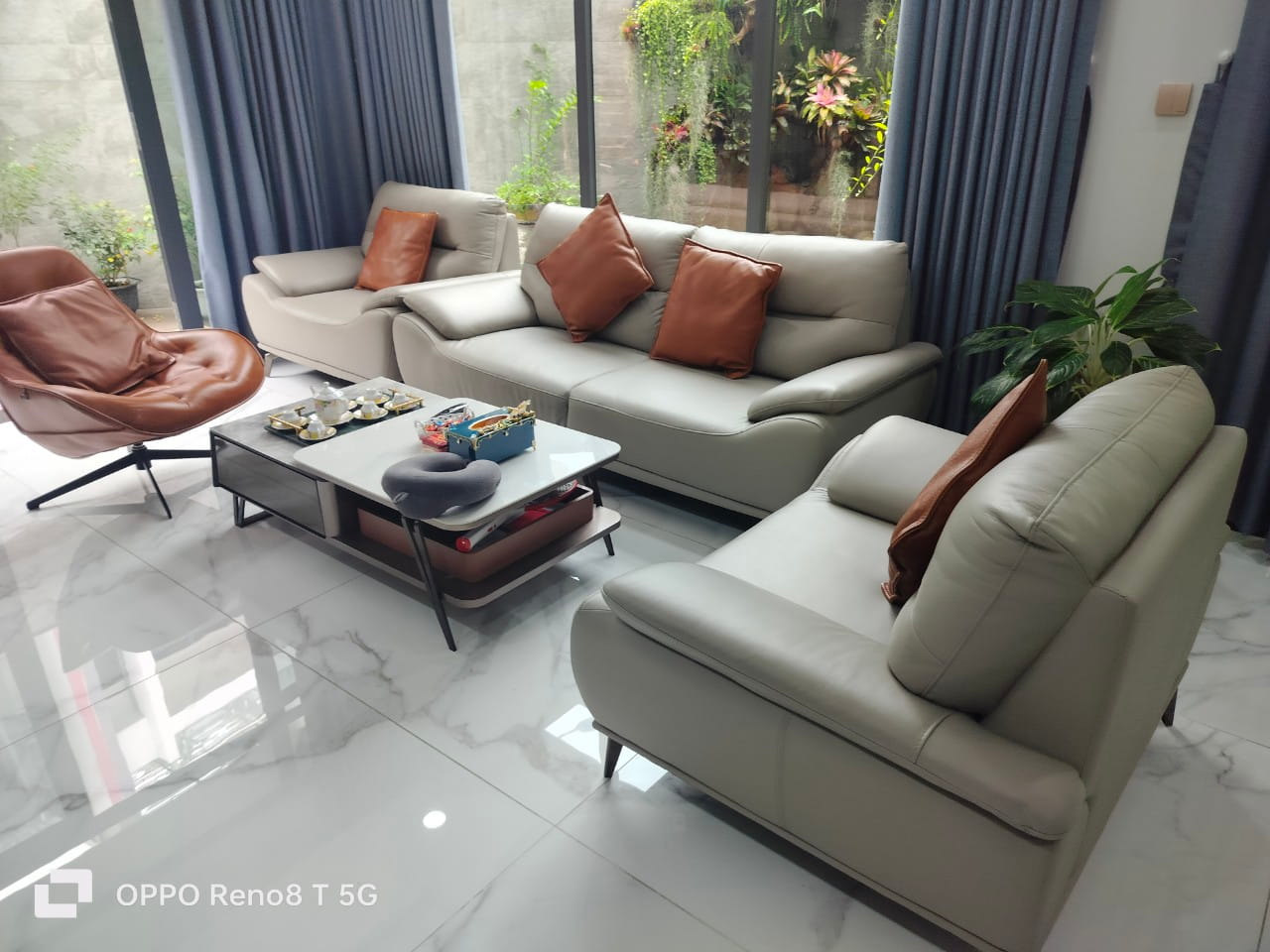 Bộ sofa Finlay màu xám đậm tại nhà khách quận 8