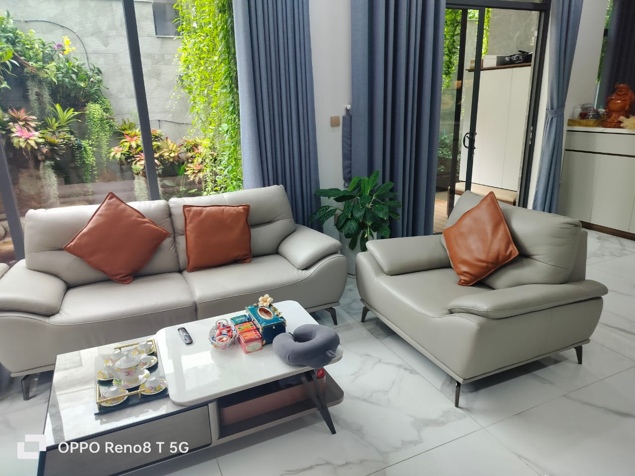 Bộ sofa Finlay màu xám đậm tại nhà khách quận 8