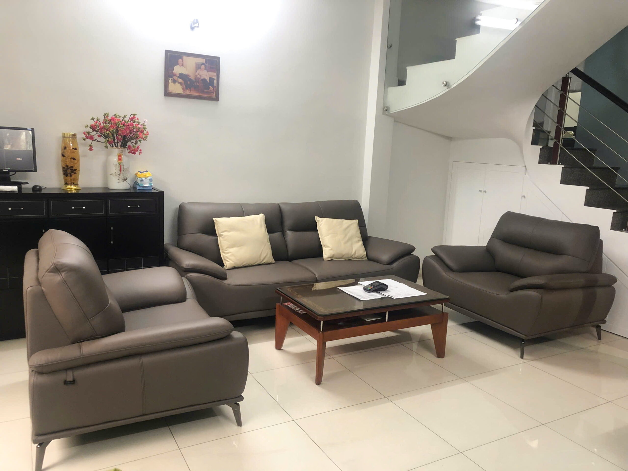 Bộ sofa Finlay màu xám đậm tại nhà khách quận 10