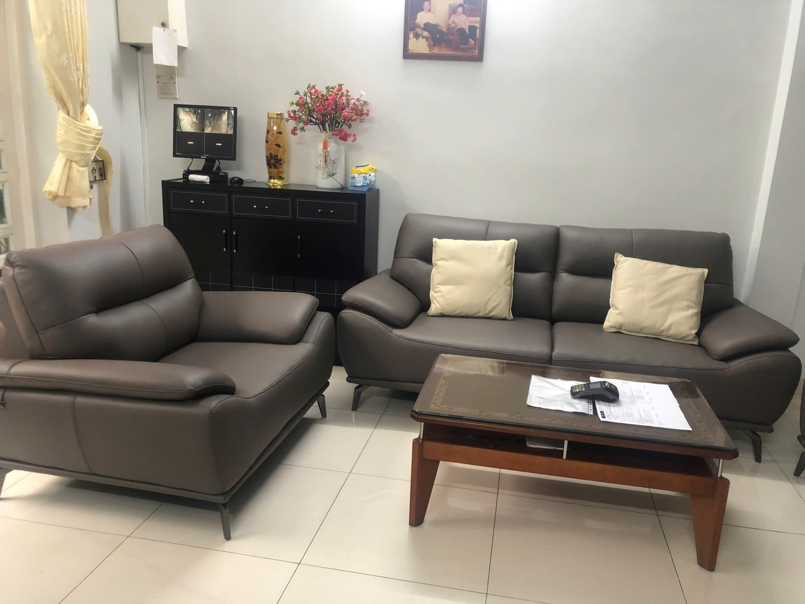 Bộ sofa Finlay màu xám đậm tại nhà khách quận 10