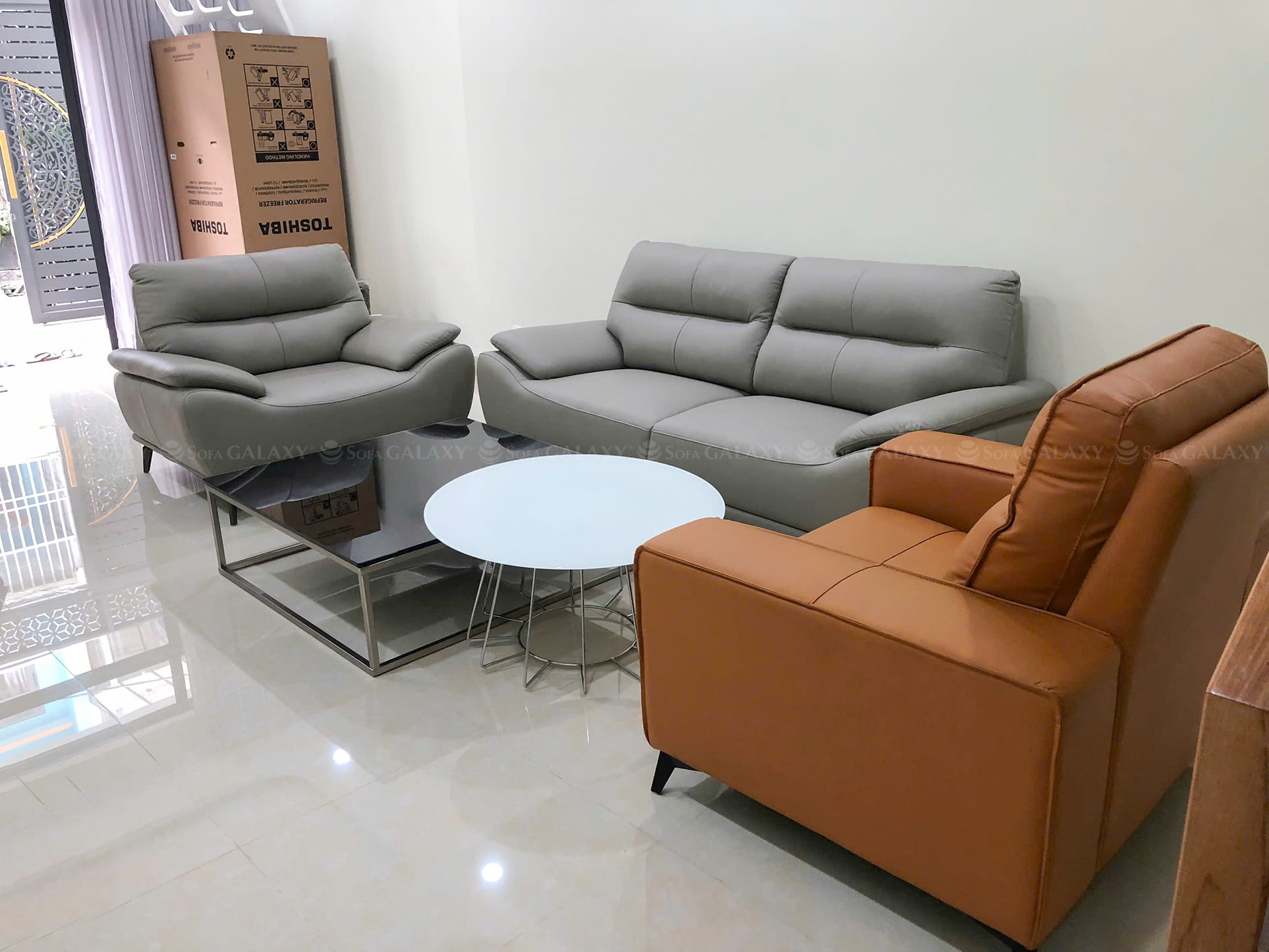 Bộ sofa Finlay màu xám đậm tại nhà khách quận Tân Bình