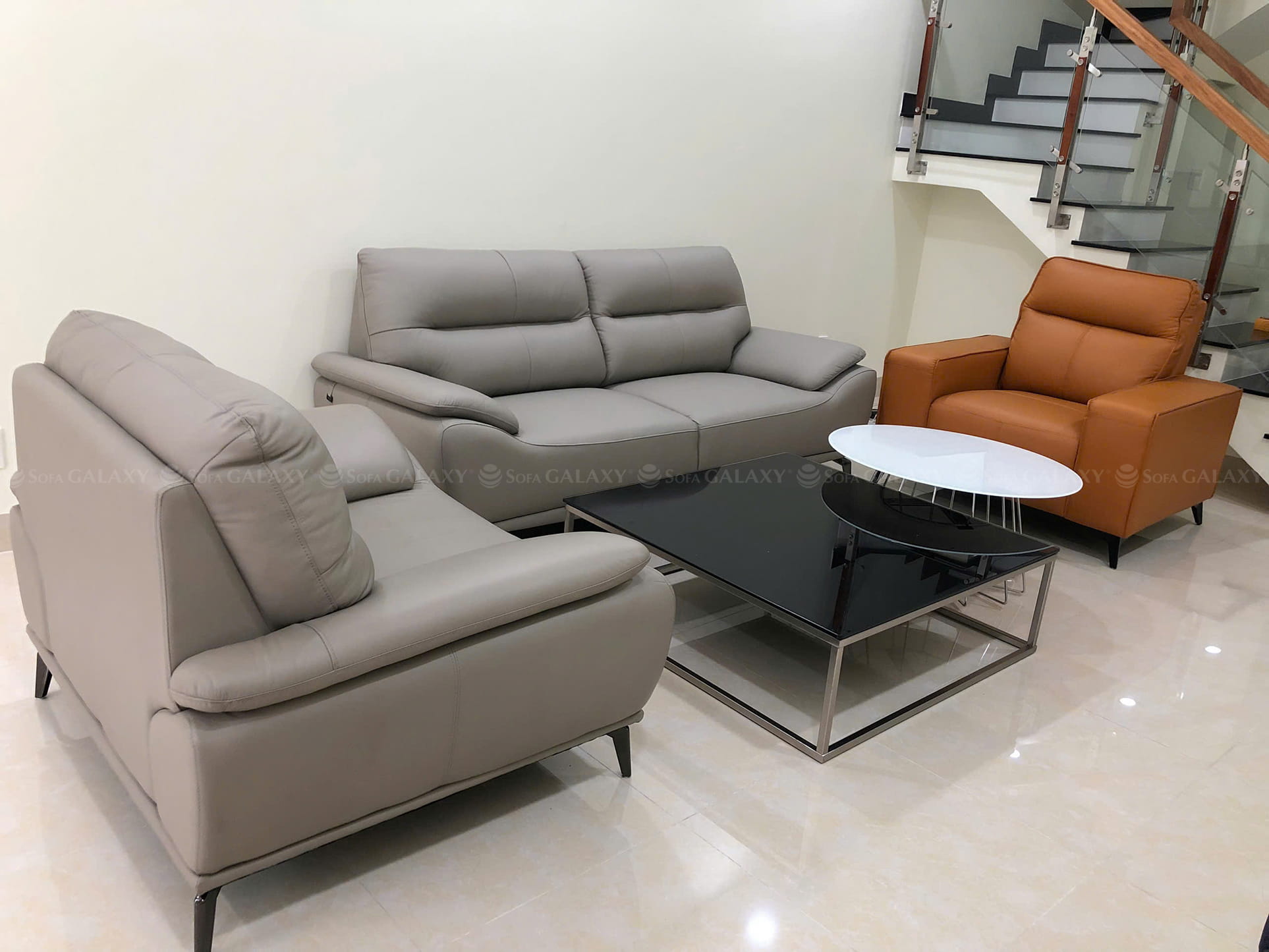 Bộ sofa Finlay màu xám đậm tại nhà khách quận Tân Bình