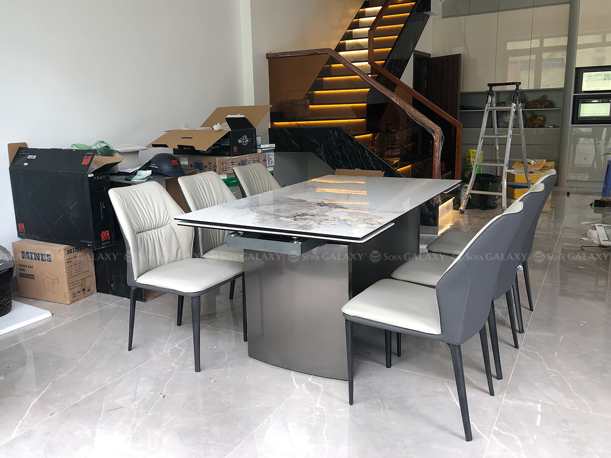 Bộ bàn ăn Gate thông minh 1m6 mở rộng 2m3, tông màu trắng xám, hình tại nhà khách
