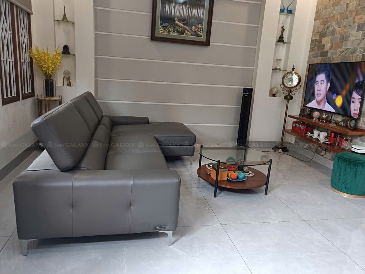 Love, sofa da bò thật nhập khẩu 100 % từ Ý màu xám ghi tại nhà khách ở Nha Trang