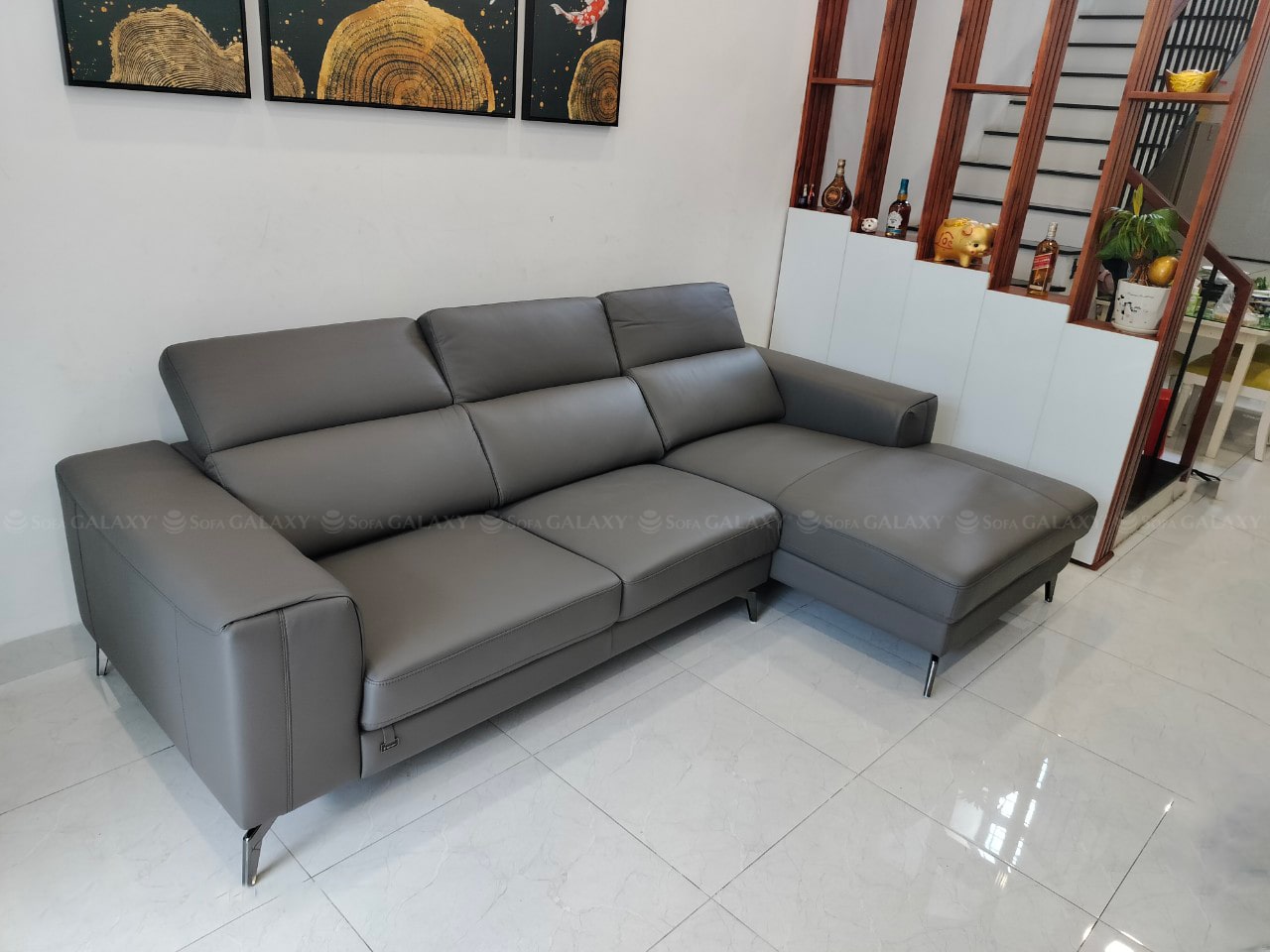 Sofa Muichiro, sofa da bò thật nhập khẩu chính hãng Malaysia màu xám hình chụp tại nhà khách