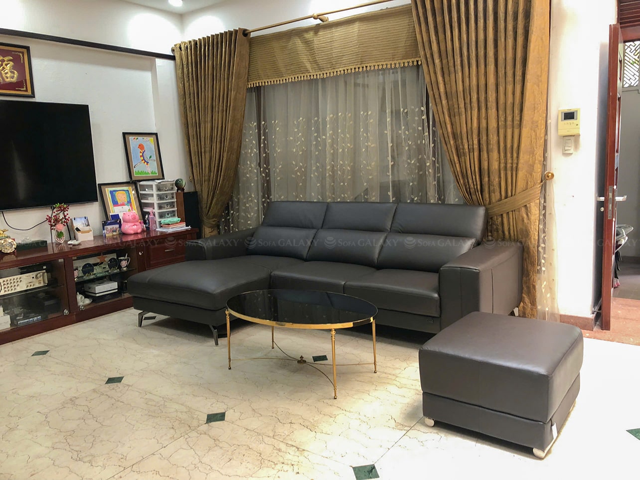 Sofa Muichiro, sofa da bò thật nhập khẩu chính hãng Malaysia màu nâu đen hình chụp tại nhà khách