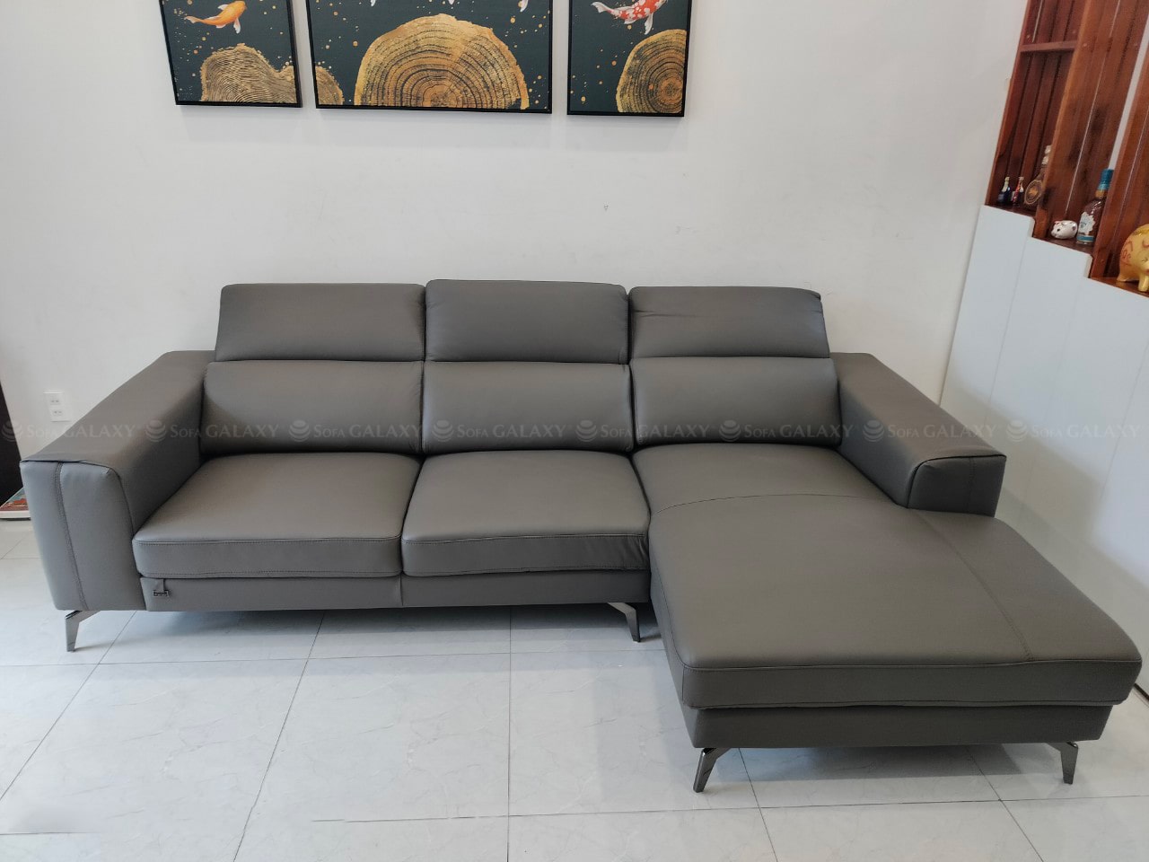 Sofa Muichiro, sofa da bò thật nhập khẩu chính hãng Malaysia màu xám hình chụp tại nhà khách trực diện