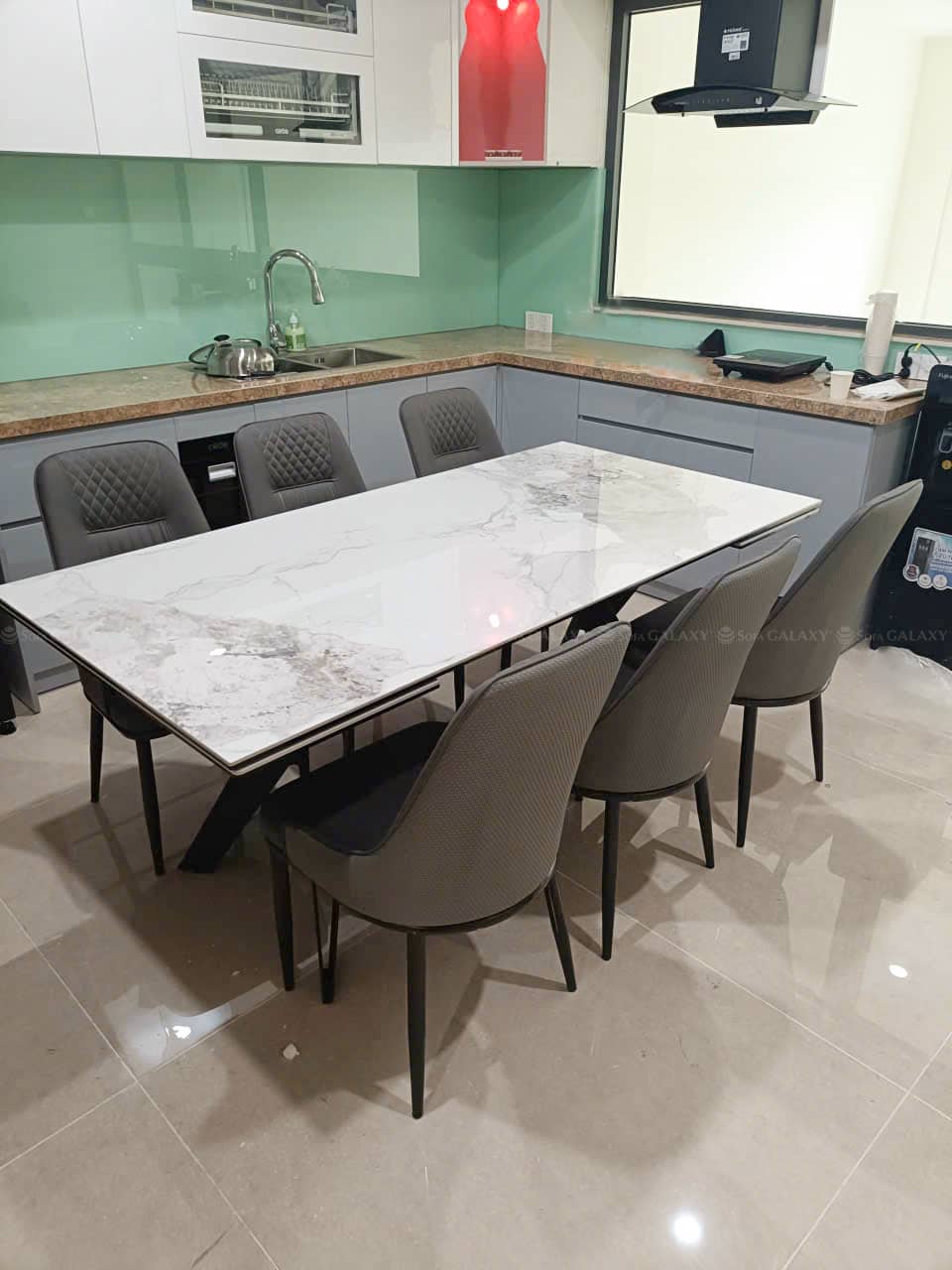 Bàn ăn mở rộng Ocean mặt đá ceramic trắng tại nhà khách quận 7 chụp nghiêng
