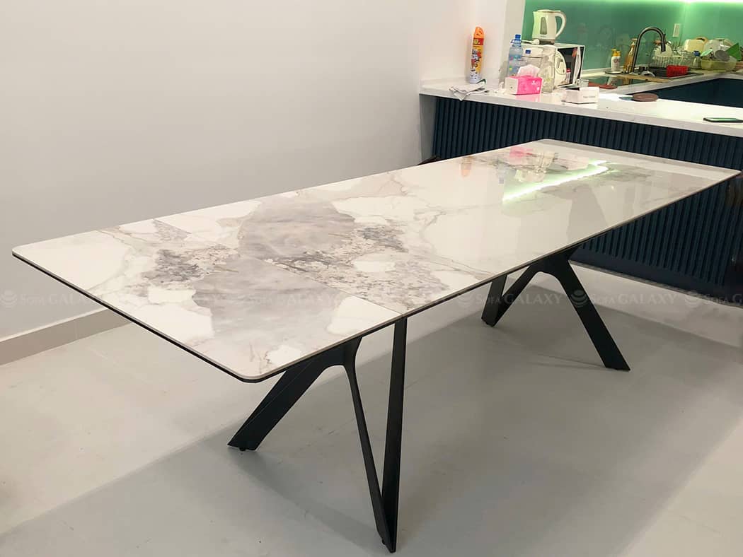 Bàn ăn mở rộng Ocean mặt đá ceramic trắng tại nhà khách quận 10 chụp lúc mở rộng