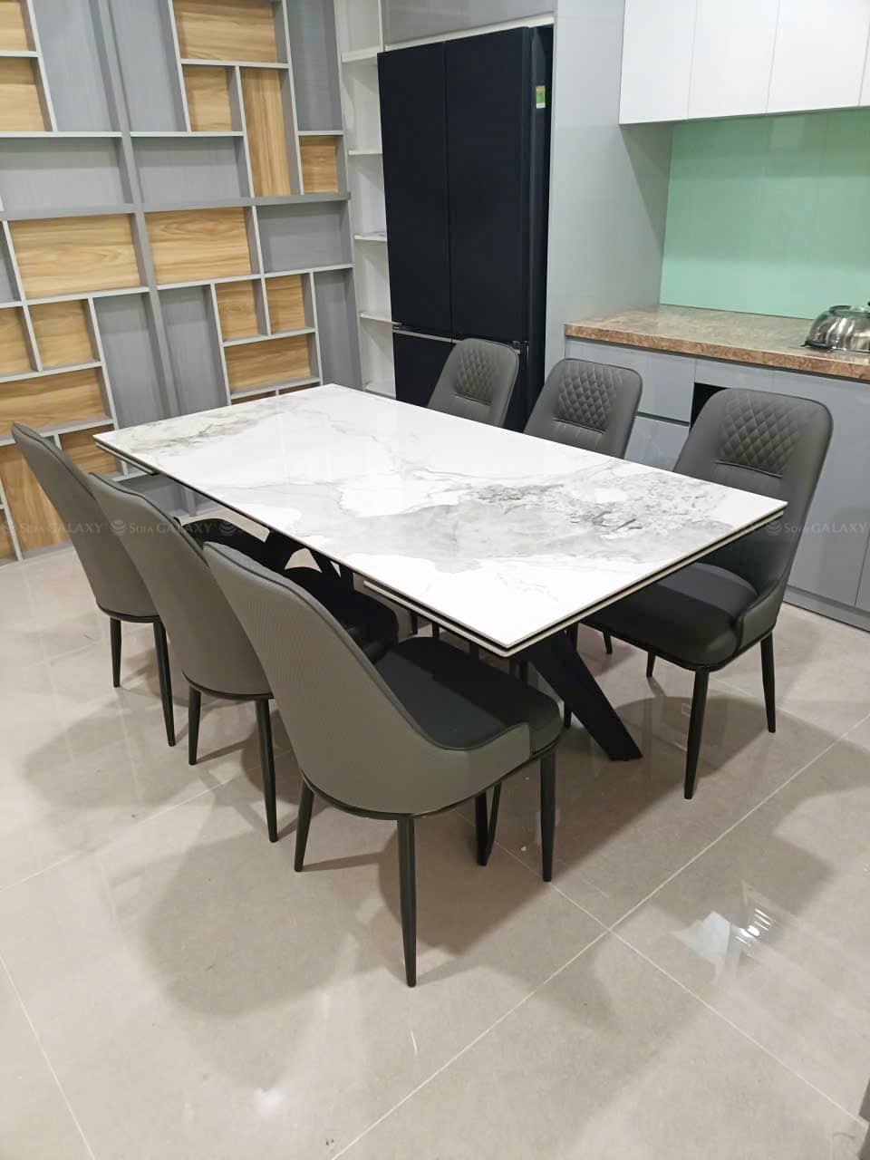Bàn ăn mở rộng Ocean mặt đá ceramic trắng tại nhà khách quận 7