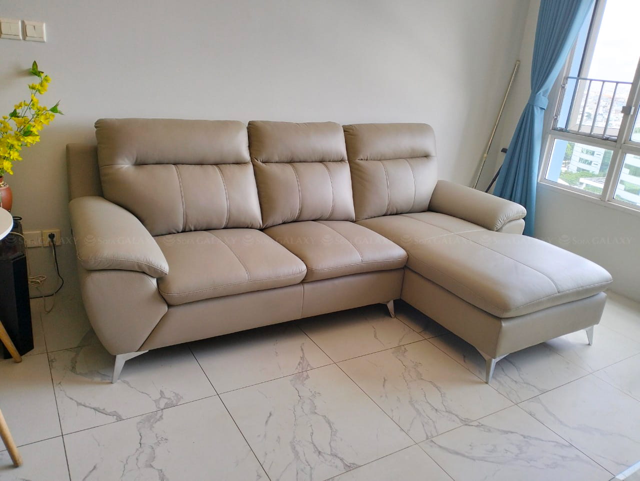 Sofa da bò Salorn nhập khẩu chính hãng Malaysia màu be tại nhà khách góc nghiêng