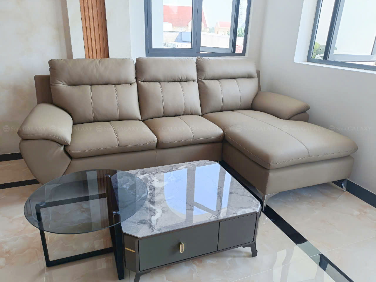 Salorn - Sofa Malaysia màu be kích thước nhỏ tại nhà khách Cai Lậy góc nghiêng