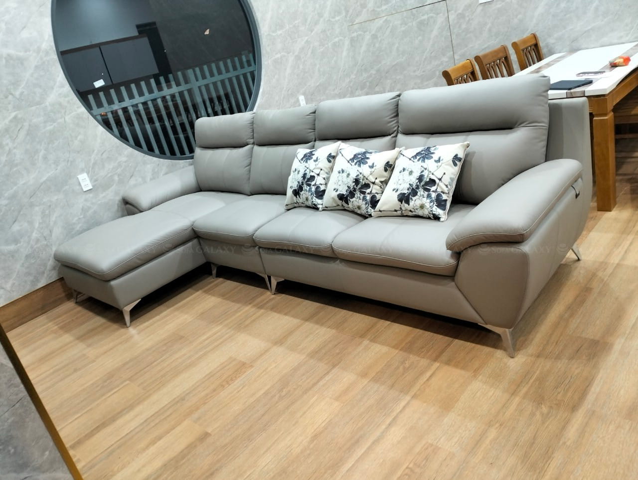 Sofa da bò Salorn màu xám nhạt kích thước lớn tại nhà khách