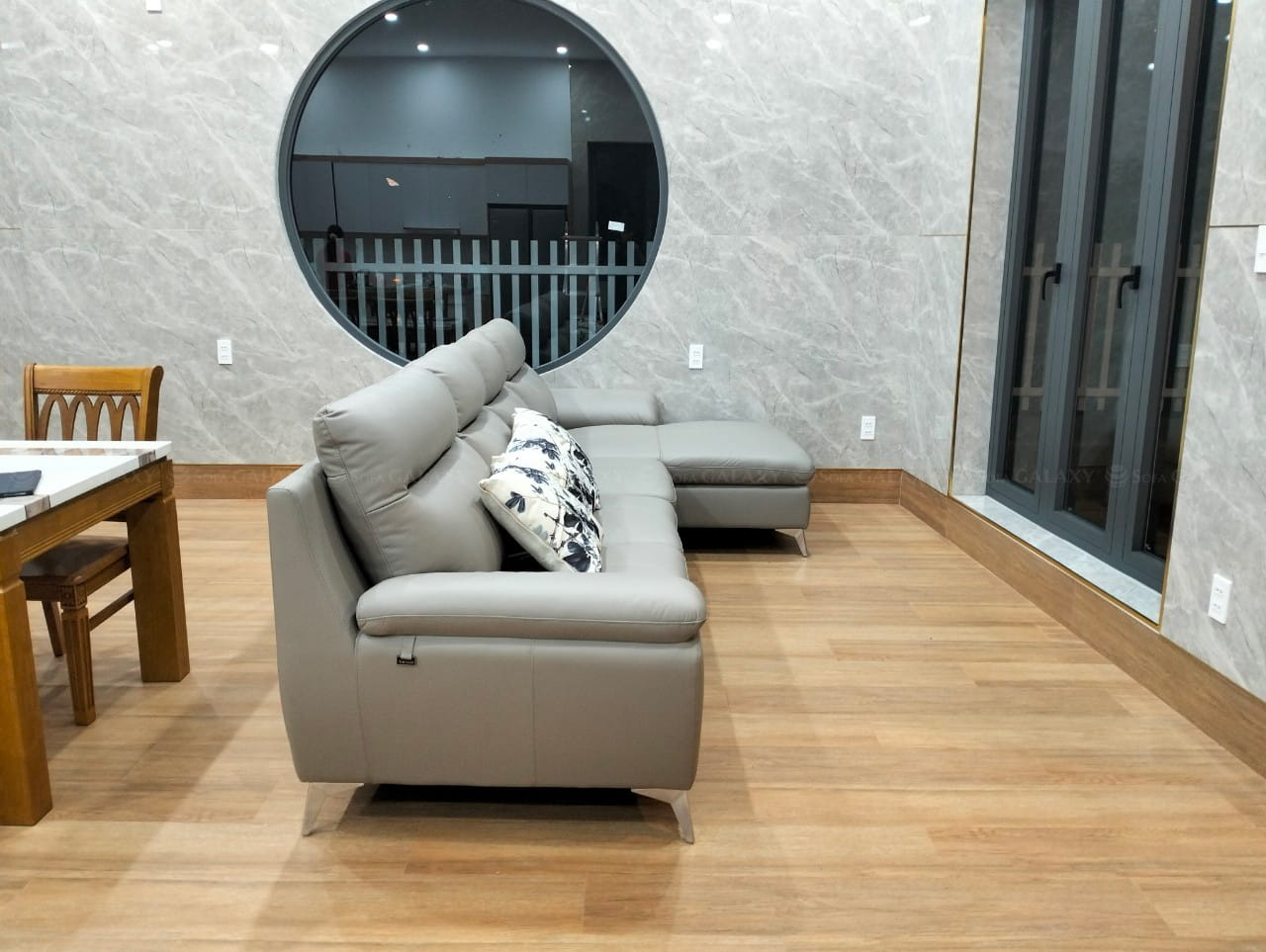 Sofa da bò Salorn màu xám nhạt kích thước lớn tại nhà khách mặt bên