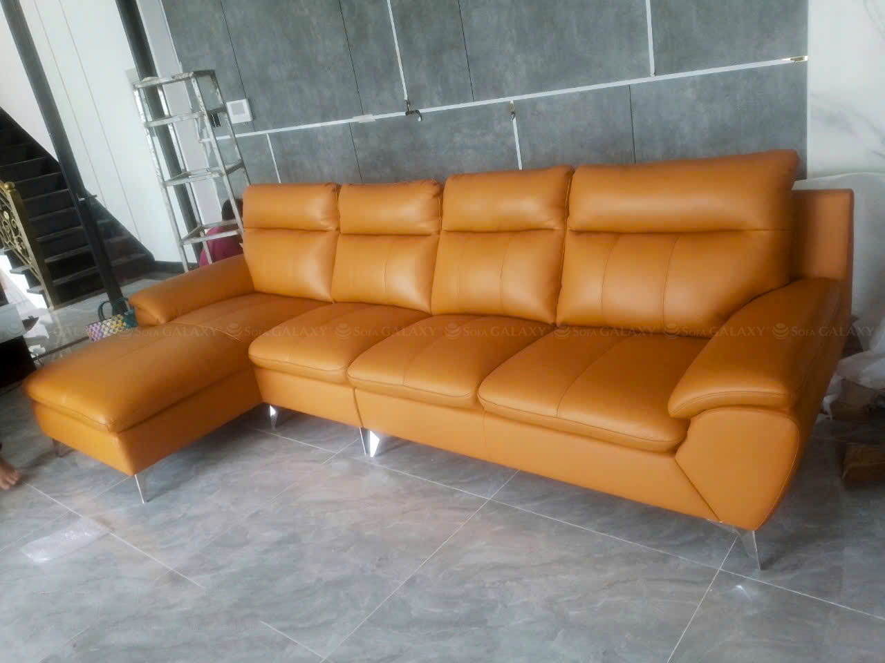 Sofa nhập khẩu chính hãng Salorn màu vàng tại nhà khách