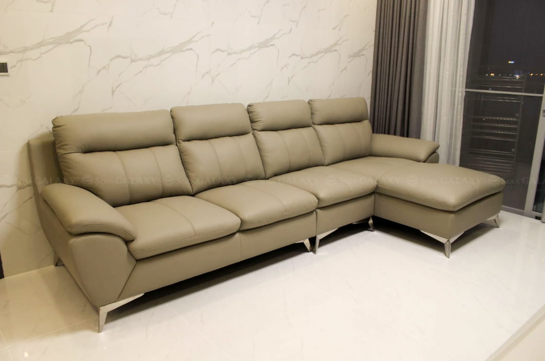Sofa da bò tự nhiên Salorn màu kem tại nhà khách