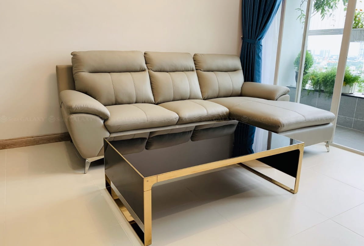 Sofa da bò Salorn nhập khẩu chính hãng Malaysia màu be cùng bàn trà tại nhà khách
