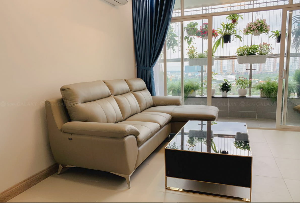 Sofa da bò Salorn nhập khẩu chính hãng Malaysia màu be cùng bàn trà tại nhà khách góc nghiêng