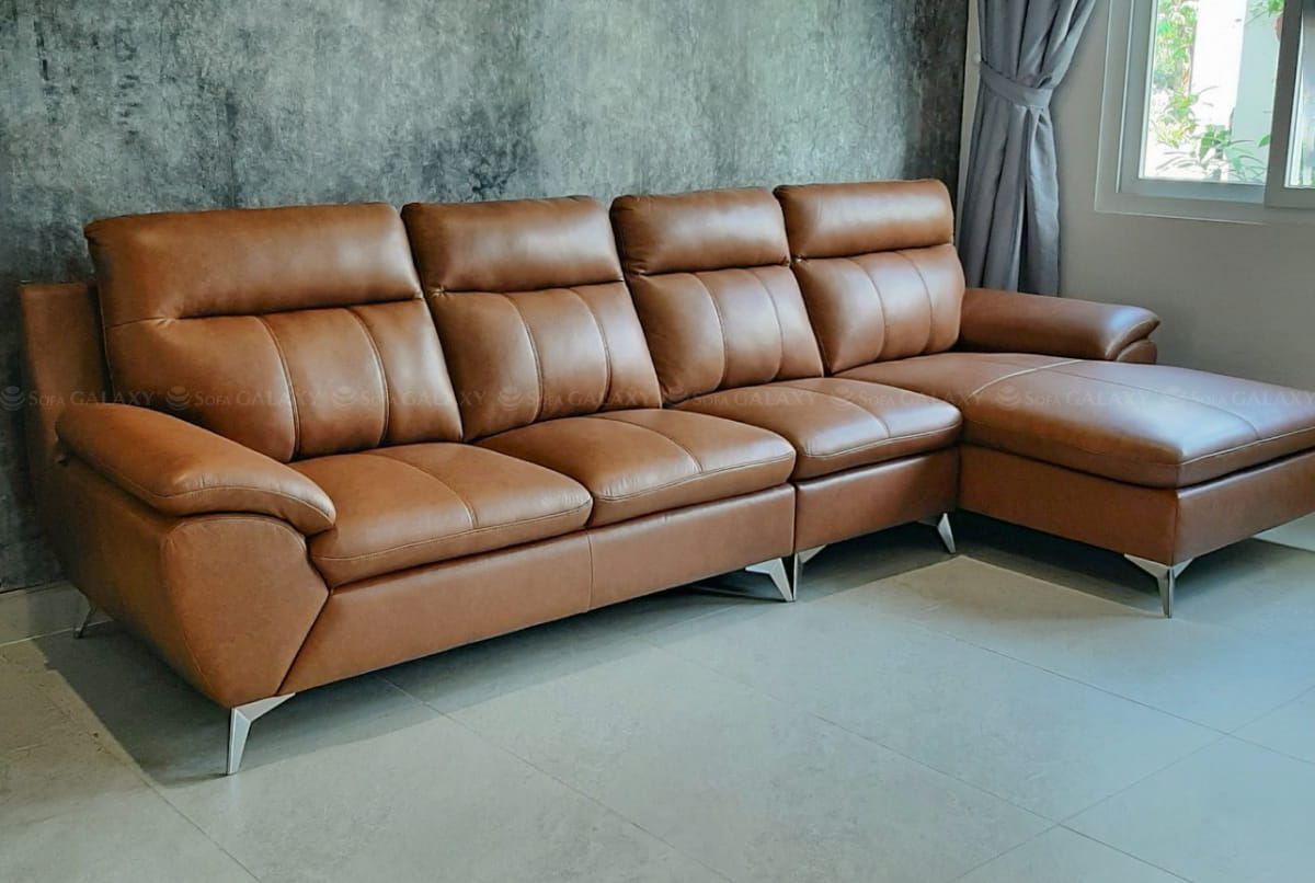 Sofa da bò Salorn nhập khẩu chính hãng Malaysia màu nâu sang trọng tại nhà khách góc nghiêng
