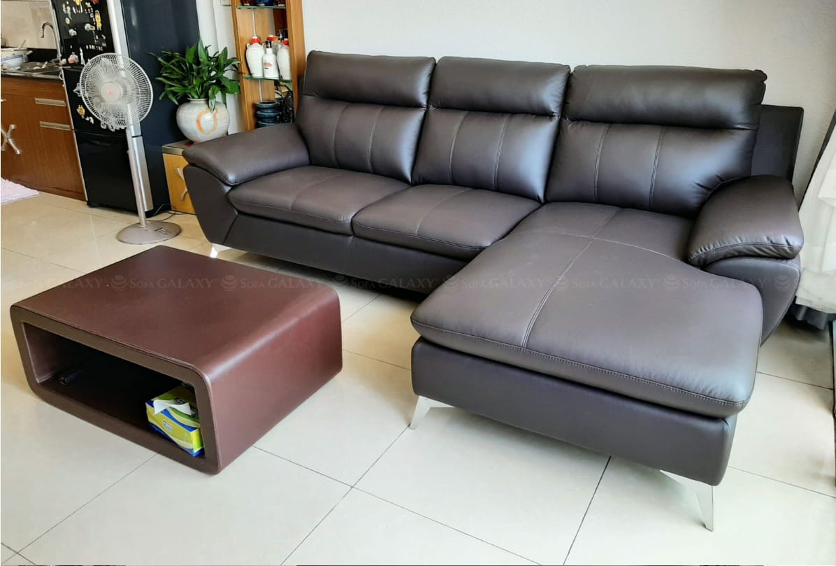 Sofa da bò Salorn nhập khẩu chính hãng Malaysia màu đen kích thước nhỏ gọn tại nhà khách góc nghiêng