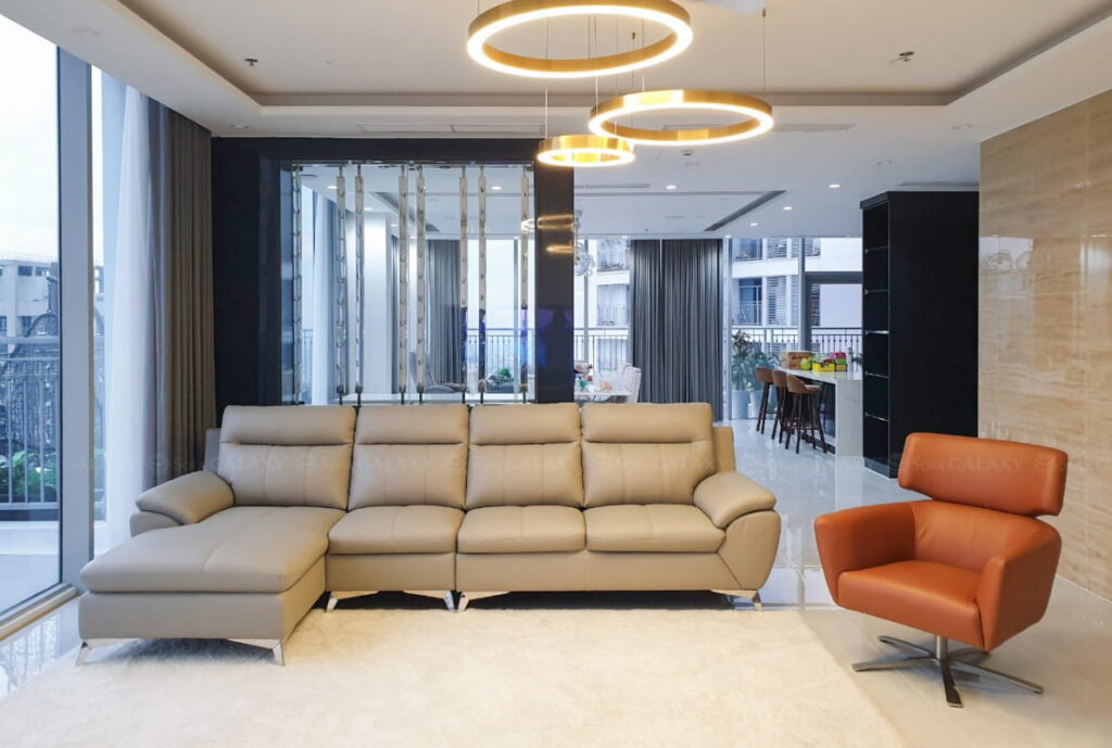 Sofa da bò tự nhiên Salorn màu be cùng ghế xoay Spinning màu nâu tại nhà khách