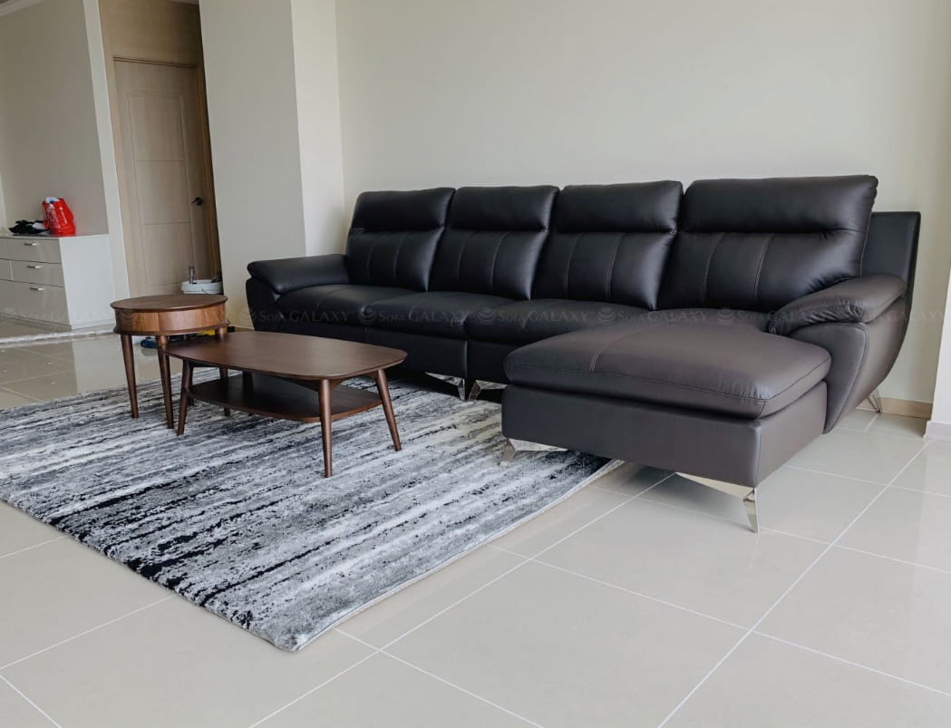 Sofa Salorn da bò màu đen kích thước 3m2 tại nhà khách góc nghiêng