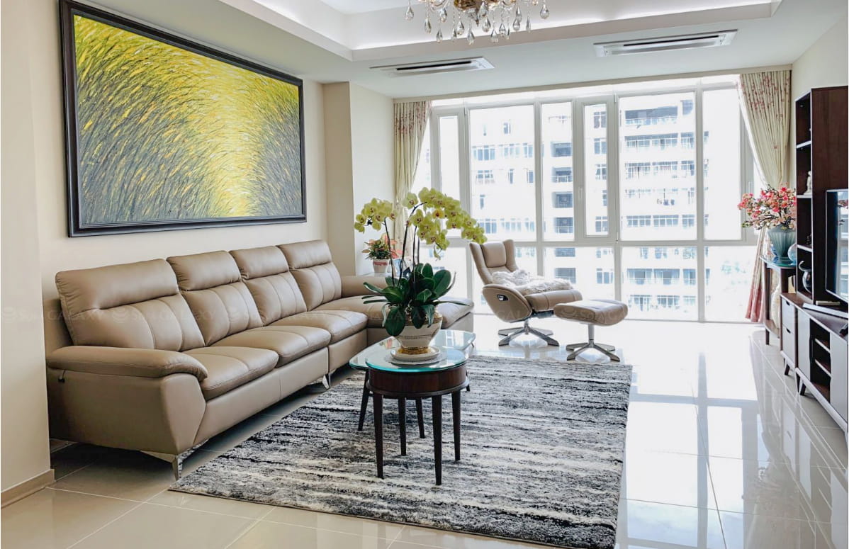Sofa nhập khẩu chính hãng Salorn màu be kích thước 3m2 tại nhà khách góc nghiêng