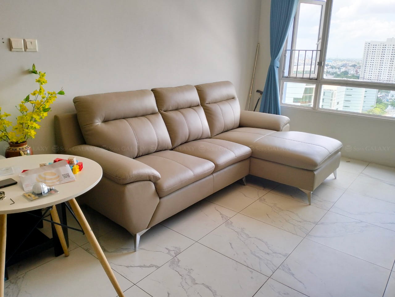 Sofa da bò Salorn nhập khẩu chính hãng Malaysia màu be tại nhà khách