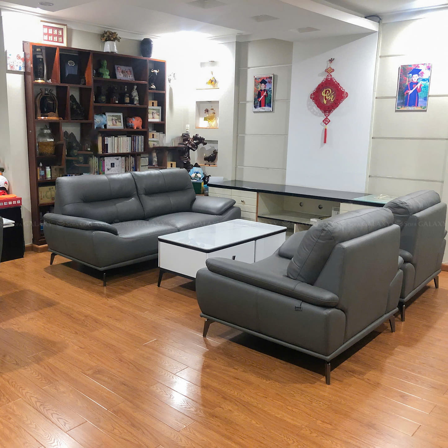 Bộ sofa Finlay màu xám đậm tại nhà khách căn hộ Bình Thạnh