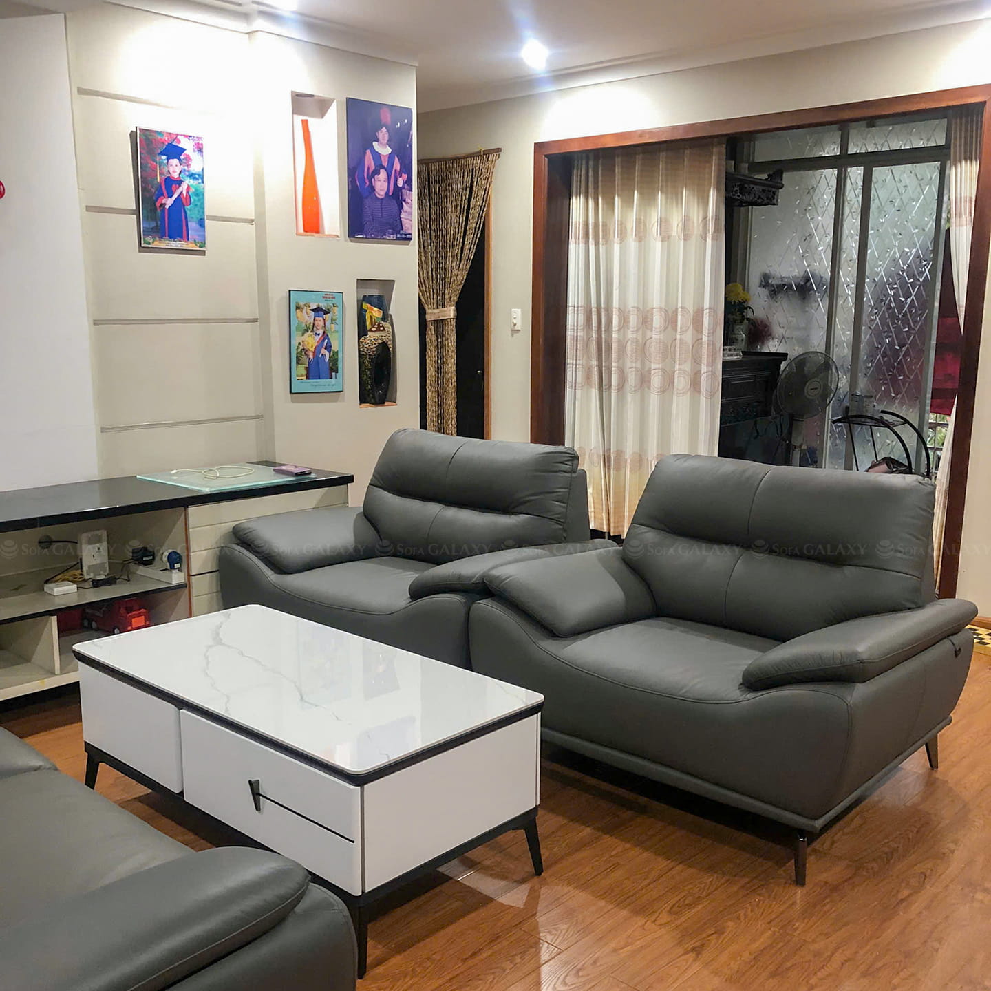 Bộ sofa Finlay màu xám đậm tại nhà khách căn hộ Bình Thạnh