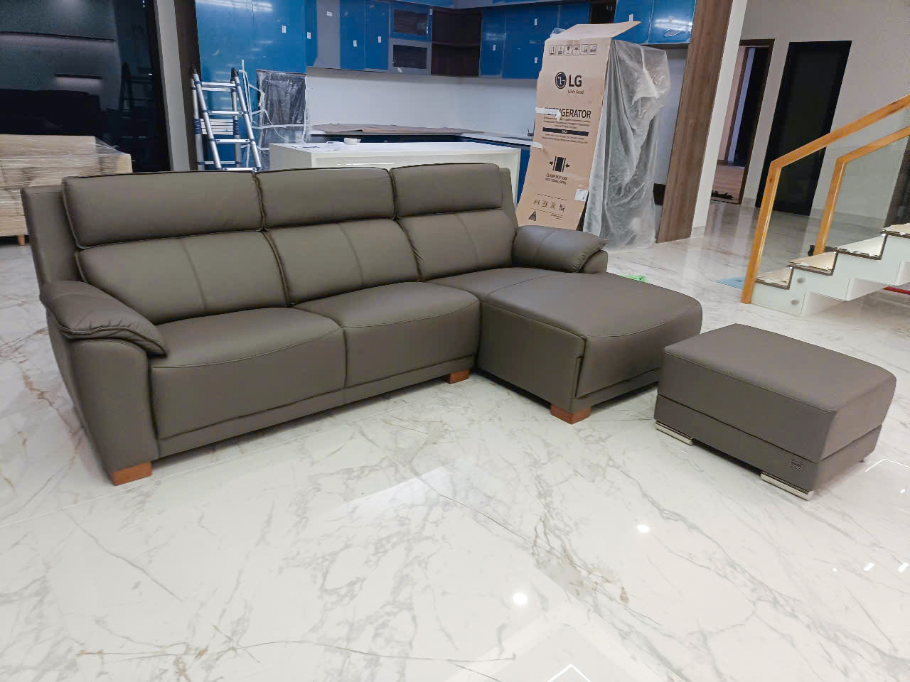 Bộ sofa Emilio màu xám đậm tại nhà khách Lagi Bình Thuận