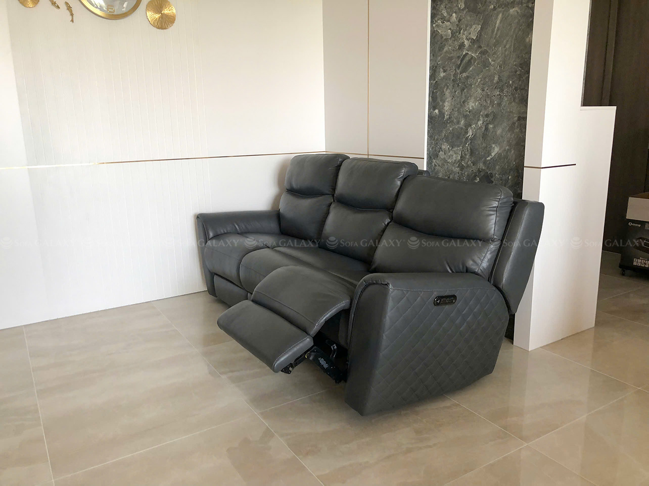 Sofa băng 3 chỗ chỉnh điện da bò nhập khẩu Ý tên Catalina, màu xám, hình tại nhà khách căn hộ Horizon quận 7, cận cảnh sofa