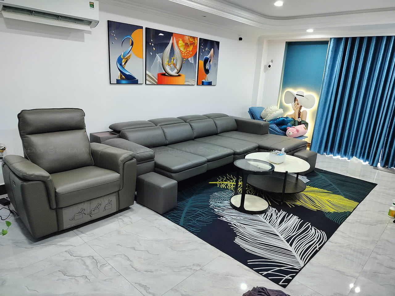 Sofa giường Monteria cùng ghế thư giãn Urbino màu xám tại nhà khách