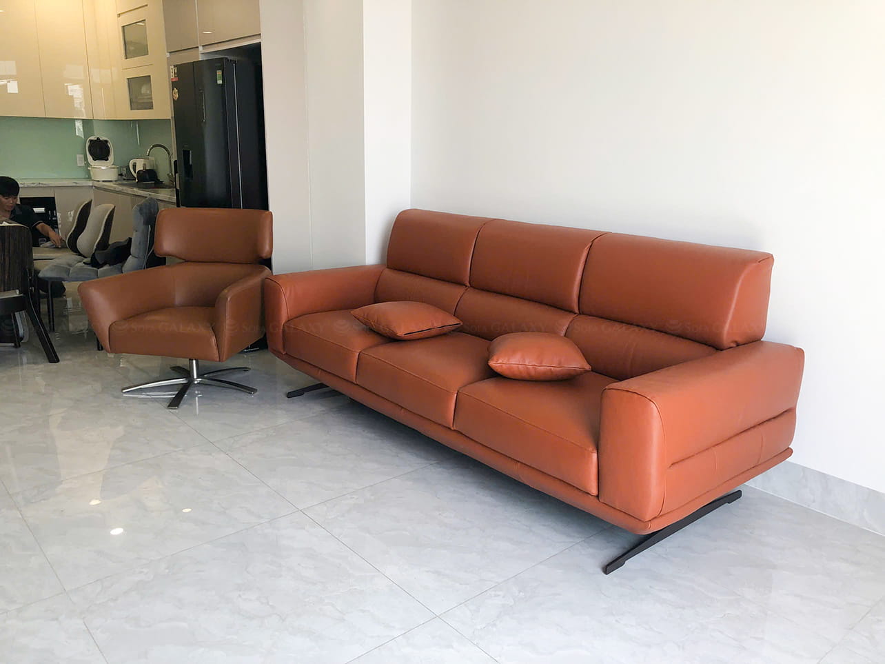 Sofa băng 3 chỗ da bò Genova nhập khẩu chính hãng Ý cùng ghế xoay Spining tại nhà khách Tân Bình