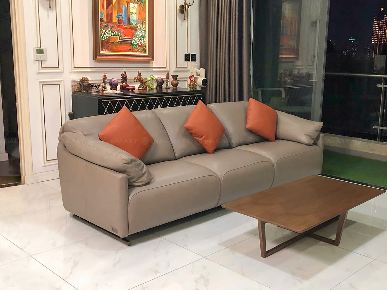 Sofa da bò tự nhiên Proveni nhập khẩu chính hãng trực tiếp từ Ý, chụp tại nhà khách góc nghiêng
