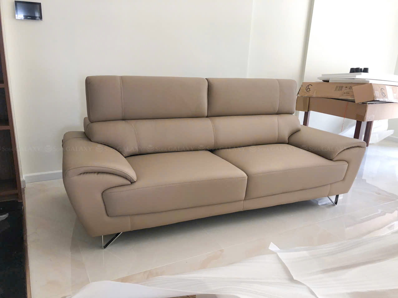 Sofa Vichy da bò nhập khẩu Malaysia màu be tại nhà khách quận 7 góc nghiêng