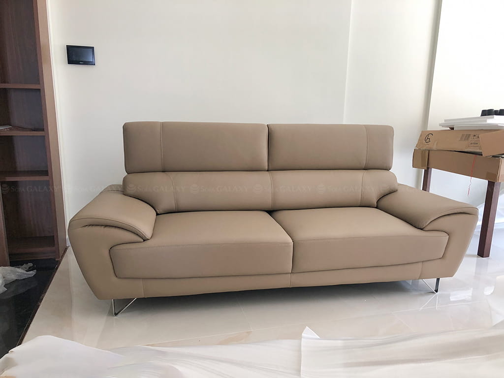 Sofa Vichy da bò nhập khẩu Malaysia màu be tại nhà khách quận 7