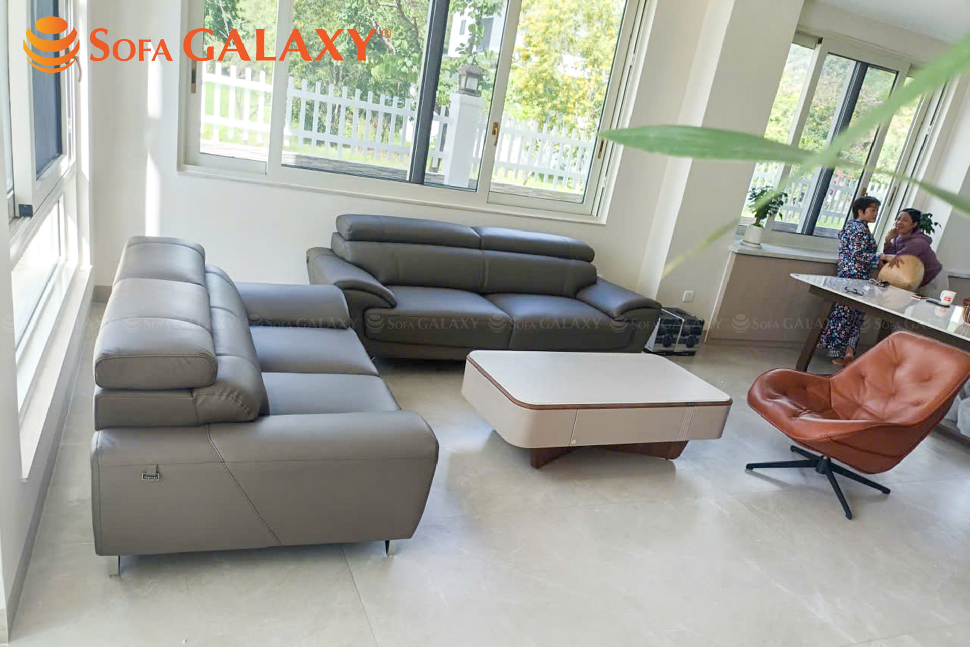Sofa Vichy da bò thật màu xám cùng ghế xoay Bolo tại nhà khách Cam Ranh