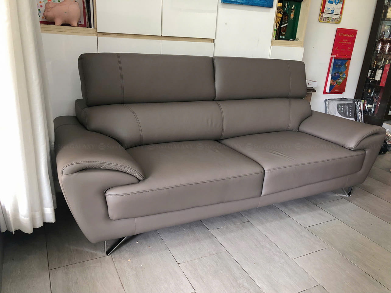 Sofa Vichy da bò nhập khẩu Malaysia màu xám tại nhà khách quận 7 góc nghiêng