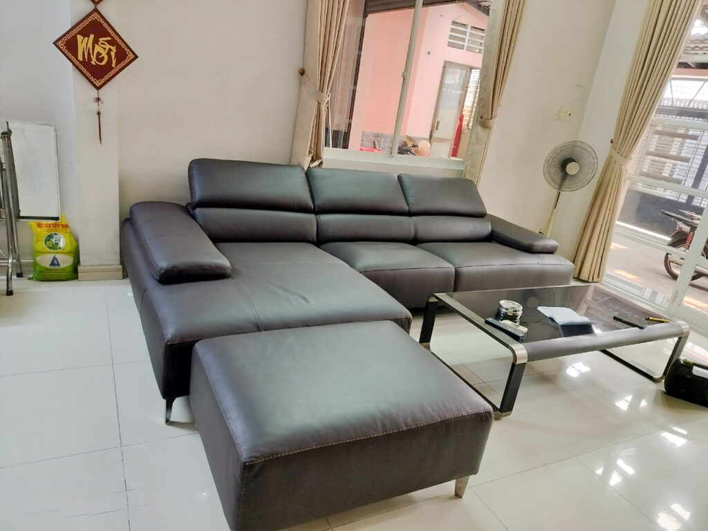 Sofa DIva góc L màu nâu đen bàn giao tại nhà khách quận Tân Phú