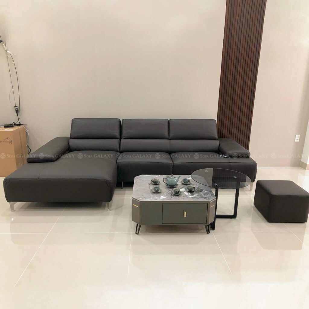 Sofa Diva nhập khẩu Ý chính hãng màu nâu đen, hình chụp tại nhà khách